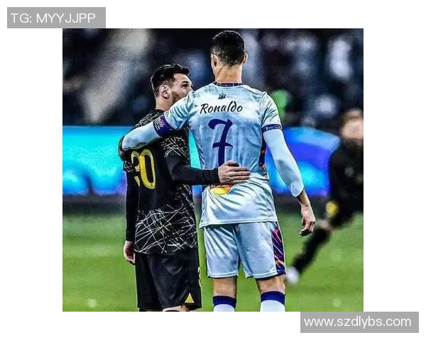 足球五号球星的传奇风采与影响力解析：从梅西到C罗的光辉足迹