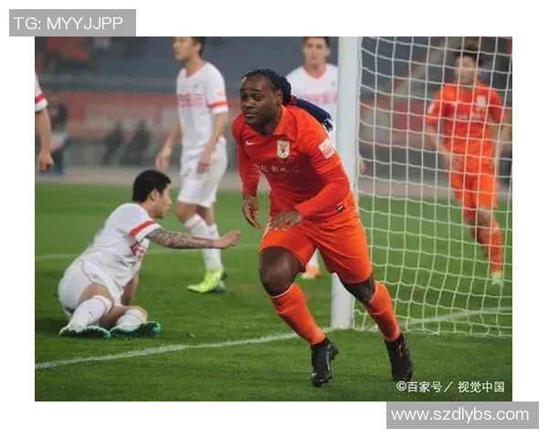 足球巨星赛后食堂亲民一幕大口吃面引球迷热议